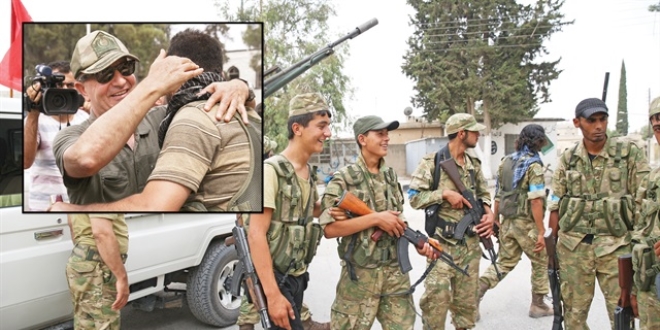 Cerablus halk� T�rk askerlerini, 'Ho� geldiniz' s�zleriyle kar��lad�