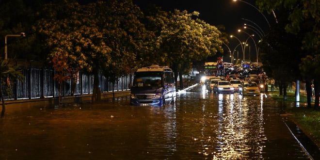 Ankara'da sağanak yağış etkili oldu