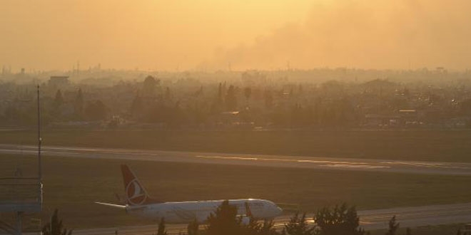 Anız yangınları hava ulaşımını olumsuz etkiledi