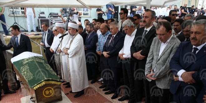 Milli Savunma Bakan� I��k'�n annesi topra�a verildi