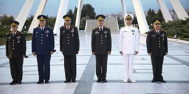 Orgeneral Akar Devlet Mezarlığı'nı ziyaret etti