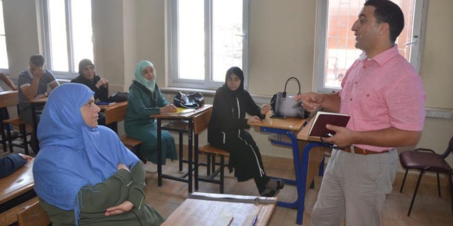 Suriyeli g�n�ll� ��retmenlere e�itim verilmeye ba�land�