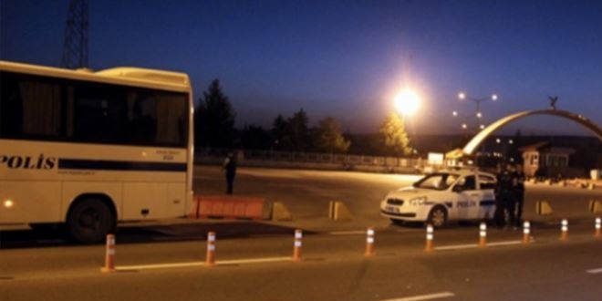 Gazi, emniyet müdürlüğü önünde intihara kalkıştı