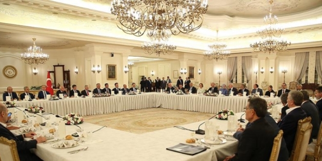 Başbakan, AK Parti'li eski bakanlarla buluştu