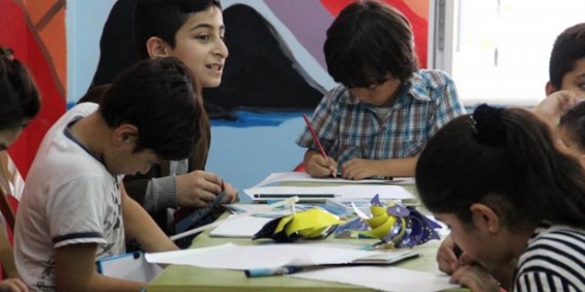 Onlar savaş mağduru minikler! Mutluluğun resmini çiziyorlar