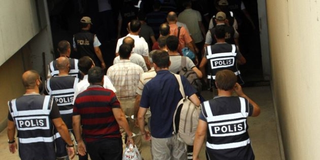Eskiehir'de polislerin de bulunduu 25 kiiden 16's tutukland
