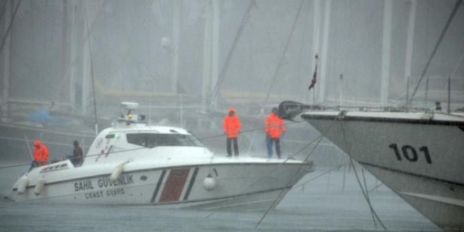 Antalya'da tur teknesi batt: 79 yolcu kurtarld