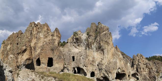 Kayalıklardaki manastır turizme kazandırılmayı bekliyor