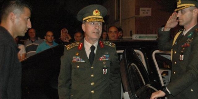 Orgeneral Akar'dan şehit evine taziye ziyareti