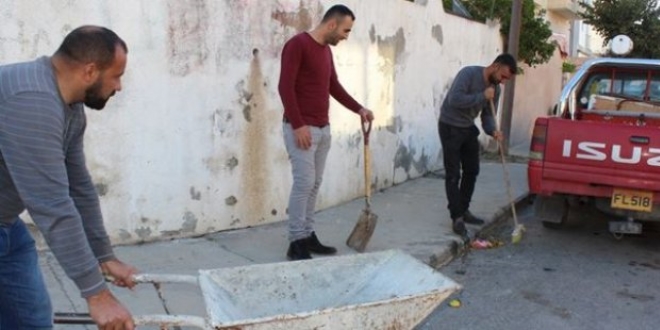Cezalarını parkları temizleyerek çekiyorlar