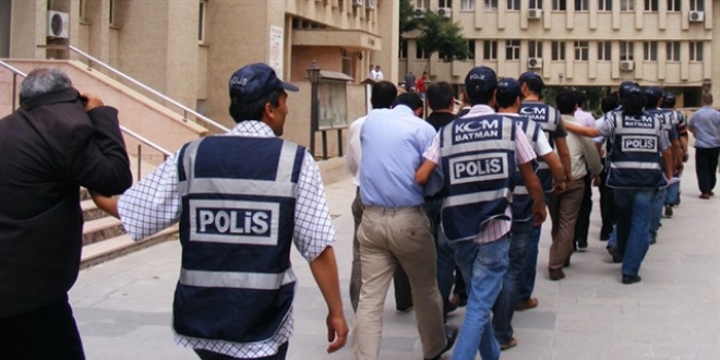 anlurfa'da asker ve polislerin de bulunduu 9 kii tutukland