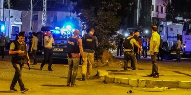 Van'da AK Parti İl Başkanlığı önündeki polis noktasına saldırı