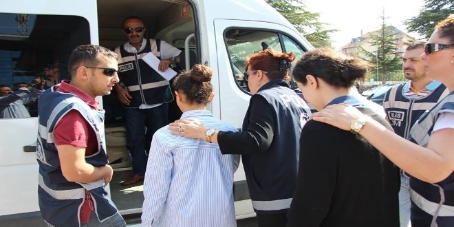 Uşak'ta, 10'u öğretmen,12 kadın adliyeye sevk edildi