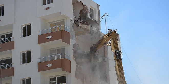 Terör mağdurlarının yaşadığı bina DBP'li belediye tarafından yıkıldı