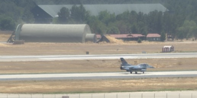 Jet Üssü'ne 50 metre mesafede kazı yaparken yakalandılar