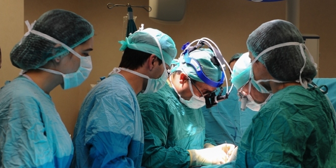 Yapay dil yap�lan kad�n konu�maya ba�lad�