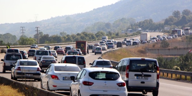 Tatilcilerin trafik ilesi balad: TEM'de kilometrelerce kuyruk