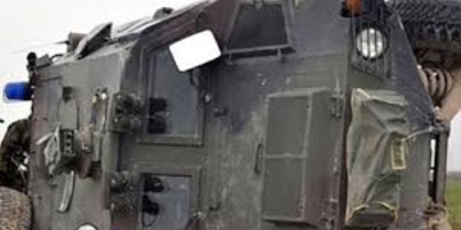 Başkale'de askeri araç devrildi: 2 yaralı