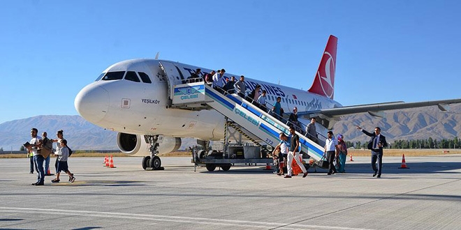 Yüksekova'da uçak seferlerinin başlaması sevinç yarattı