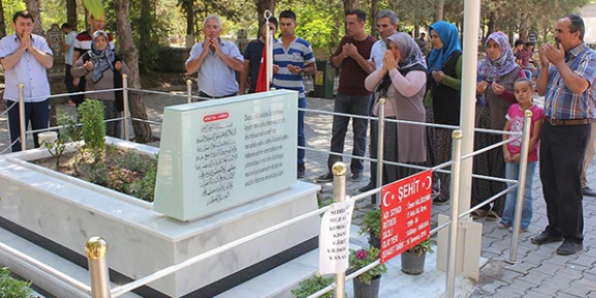 Kahraman Astsubay �mer Halisdemir'in kabrine ziyaret�i ak�n�