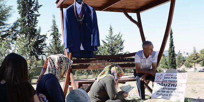 Şehitliğe oğlunun takım elbisesini getirdi