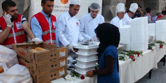 Cumhurbaşkanlığı aşçıları Cizre'de yemek dağıttı