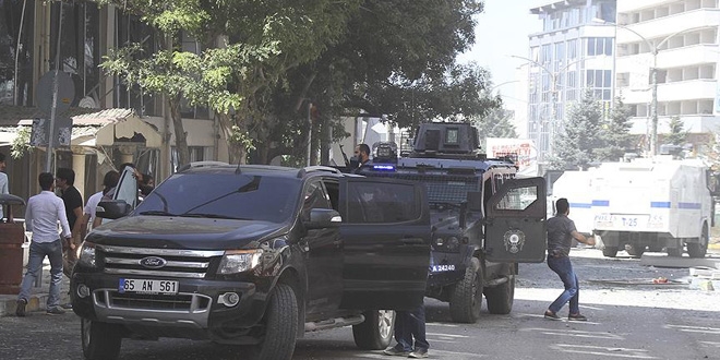 Van'da vatanda�lar hain sald�r�ya tepki g�sterdi