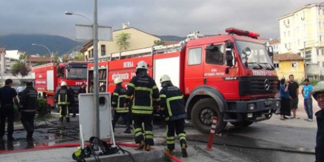 Yangında uyuyan aileyi güvenlik görevlisi uyandırdı