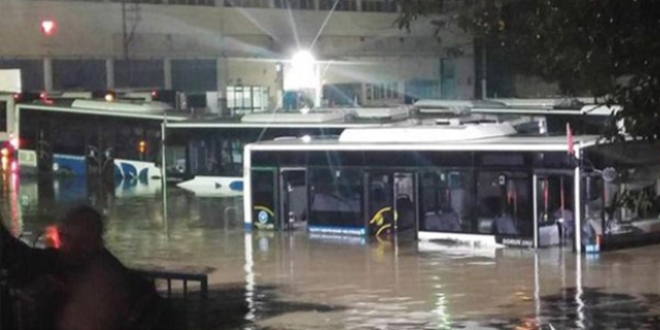 Denizli'de şiddetli yağış vatandaşlara zor anlar yaşattı