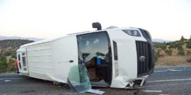 Kırıkkale'de midibüs devrildi: 15 yaralı
