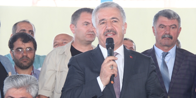 'Bir g�n FET�, bir g�n PKK, bir g�n I��D ma�al�k yap�yor'