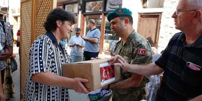Mehmetçik Saraybosna'da kurban eti dağıttı