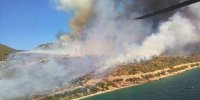 Karaburun'daki yangna 2 uak ve 4 helikopter ile mdahale devam ediyor