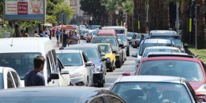 Çanakkale'de feribot kuyruğu 2 kilometreye ulaştı