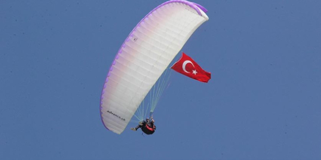Gökyüzünden 'bayram şekeri' dağıttı