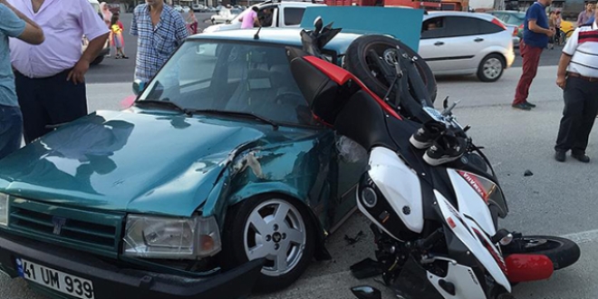 Gelin arabasının önünü kesen otomobile motosiklet çarptı