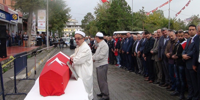 Teröristlerce öldürülen eski köy korucusu toprağa verildi