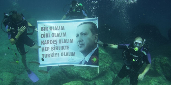 Dalgıçlardan Cumhurbaşkanı Erdoğan'a su altından destek