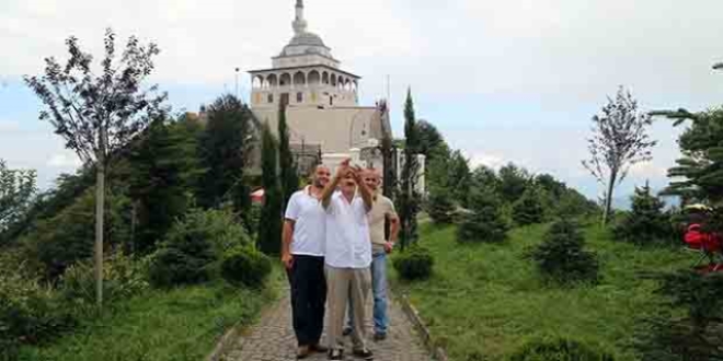 Cumhurba�kan� Erdo�an'�n a�t��� camiye ziyaret�i ak�n�