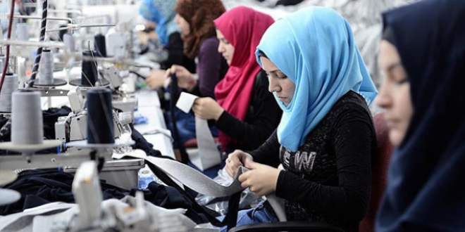 Suriyeli kad�nlar �reterek kazan�yor