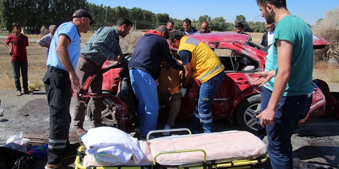 Polis memuru kaza yaptı: 4 yaralı