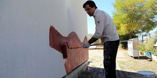 Takdir belgeli okulun müdürü tatilde işçi gibi çalıştı