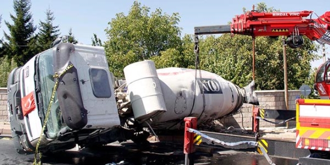Tamir etmek istediği beton mikserinin altında kaldı