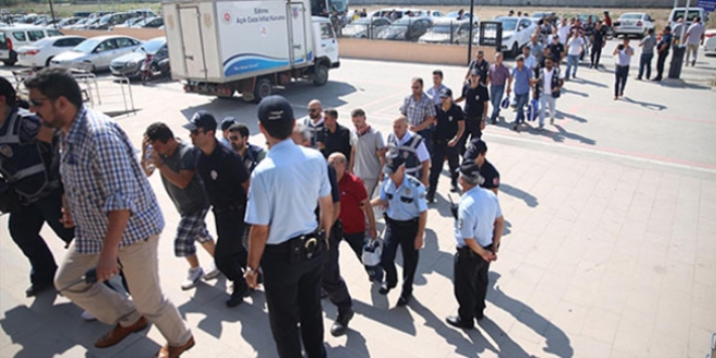Erzurum'da 15 emniyet mensubu tutukland