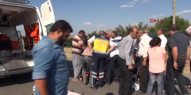 Elazığ'da otomobil devrildi: 1 ölü, 2 yaralı