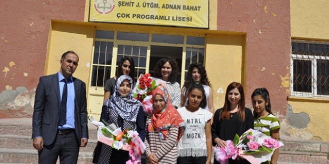 Çukurca'da öğretmenler çiçeklerle karşılandı