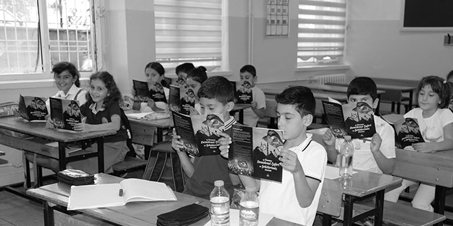 FET�'n�n darbe giri�imini anlatan bro��rler ��rencilere da��t�ld�