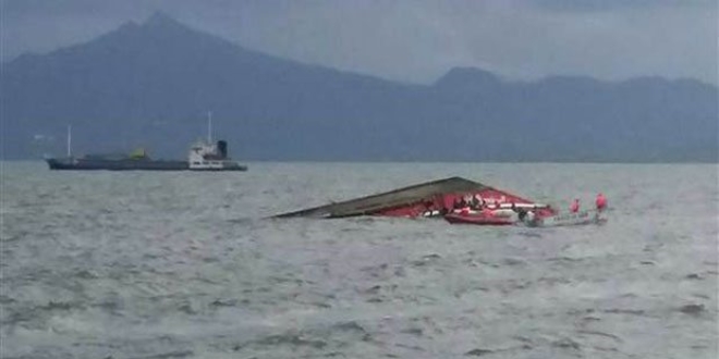 Alanya'da kuru y�k gemisi batt�