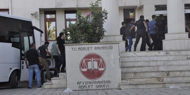 Afyonkarahisar'da 18'i askeri personel 28 kişi, adliyeye sevk edildi