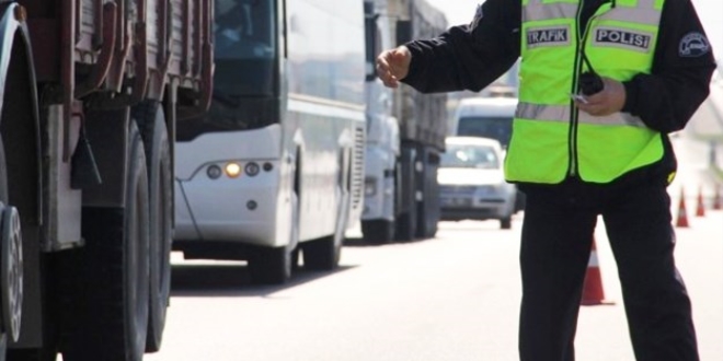 Trafik polislerine rüşvet teklif eden zanlı gözaltına alındı